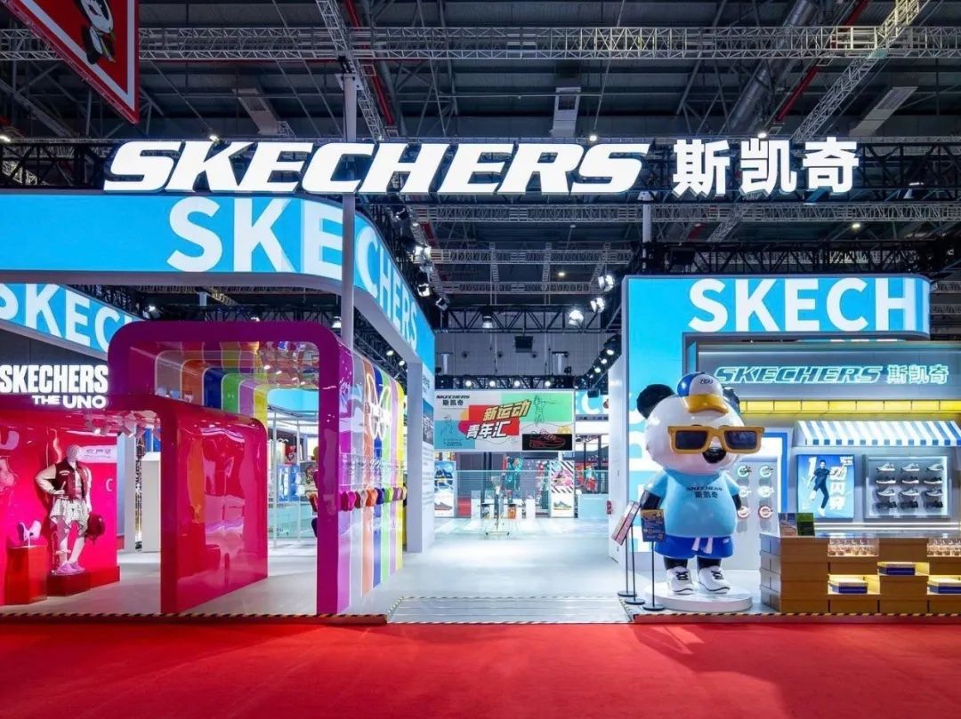 武漢展覽設(shè)計(jì)搭建公司領(lǐng)你看最具有創(chuàng)意00家企業(yè)展臺的2023進(jìn)博會（斯凱奇展臺）2